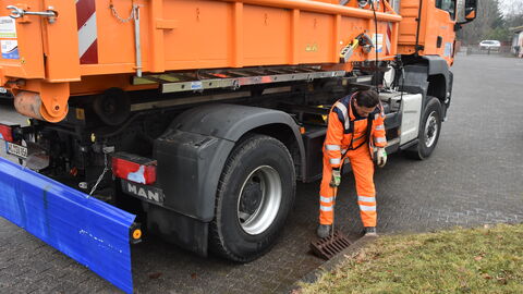 Hessen Mobil_Vor-Ort-Termin Sinkkastenheber 7 Bis jetzt musste der Gullydeckel mühsam mit einem Eisenhaken angehoben werden