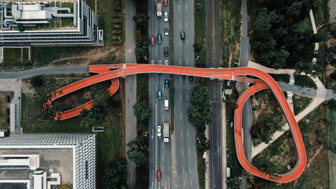 Rad- und Fußverkehrbrücke in Darmstadt über die Rheinstraße aus der Vogelperspektive
