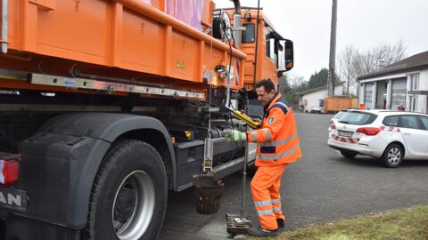Hessen Mobil_Vor-Ort-Termin Sinkkastenheber 5 Der Sinkkastenheber wird mit einer Fernbedienung gesteuert