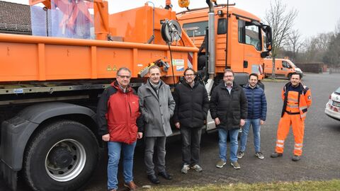 Hessen Mobil_Vor-Ort-Termin Sinkkastenheber 6 Mit dabei (v.l.n.r.): Projektleiter Holger Brune, Dezernatsleiter Dietmar Viehl, Thomas Felmeden, Leiter der SM Hofheim, Geschäftsführer Michael Holtermann und Claas Gembler von der Firma Subtech sowie Michael Spanu vom Team der SM Hofheim