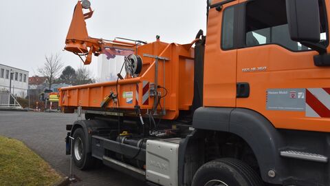 Hessen Mobil_Vor-Ort-Termin Sinkkastenheber 8 Der automatische Sinkkastenheber wird auf einem Hakenlift-Container montiert, der auf allen Hakenliftfahrzeugen von Hessen Mobil eingesetzt werden kann.