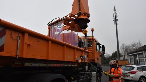 Hessen Mobil_Vor-Ort-Termin Sinkkastenheber 9 Sinkkastenheber aus der Nähe auf der Pritsche des LKW montiet