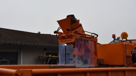 Hessen Mobil_Vor-Ort-Termin Sinkkastenheber 10 Sinkkastenheber leert Inhalt des Auffangbehälters auf die Pritsche des LKW