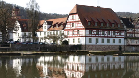 Karriere - Aus- und Fortbildungsstätte Rotenburg Die Ausbildungsstätte von Hessen Mobil ist ein Fachwerkhaus, gelegen an einem Fluss.