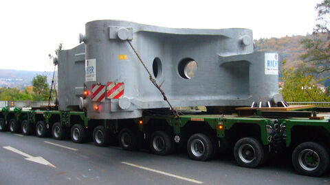 Großraum- / Schwertransport 1 Schwertransport mit überbreiten Brückenbauteil aus Beton