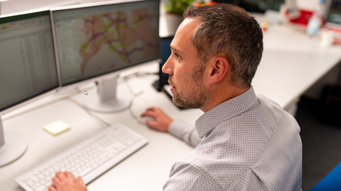 Wir sind gerne für Sie da! Hessen Mobil Mitarbeiter arbeitet an einem PC