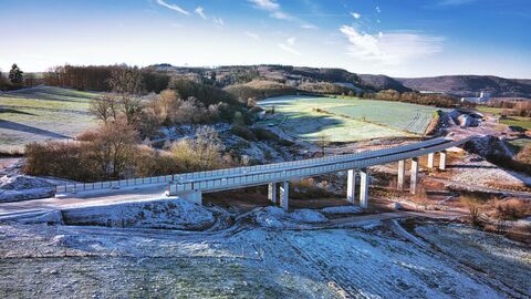 Brücke OU Bad Karlshafen von oben mit blauen Himmel