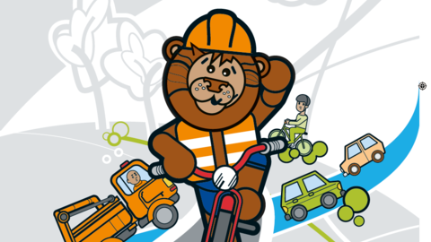 Leo der Löwe fährt Fahhrad Das Hesseb Mobil Maskottchen Leo fährt auf einem Fahhrad. Im Hintergrund fährt ein Dienstfahrzeug von Hessen Mobil sowie zwei Autos.