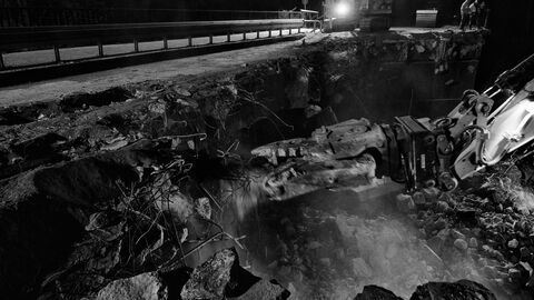 Nachtaufnahme Abriss des Bauwerksüberbaus