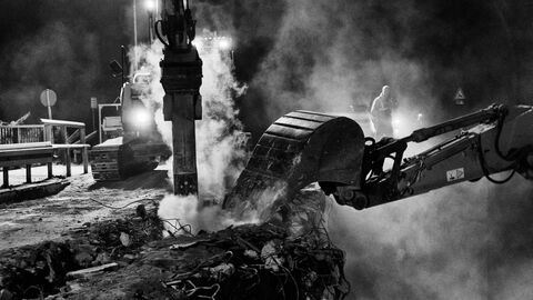 Nachtaufnahme - Bagger bei der Arbeit - Brückenabbruch A 67 ÜF L 3112 bei Gernsheim