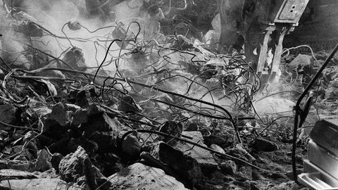 Schweres Gerät bei der Arbeit am Brückenabbruch A 67 ÜF L 3112 bei Gernsheim