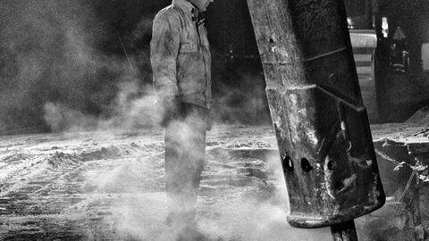 Ein Mann beobachtet die Arbeiten