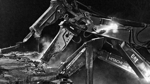 Schweres Gerät bei der Arbeit am Brückenabbruch