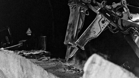 Schweres Gerät im Einsatz beim Brückenabbruch