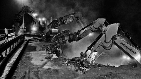 Schwere Maschinen im Einsatz beim Brückenabbruch