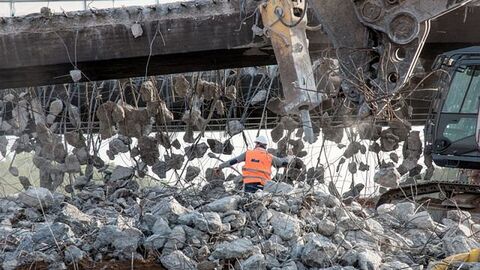 Abriss einer Stahl- und Spannbetonbrücke