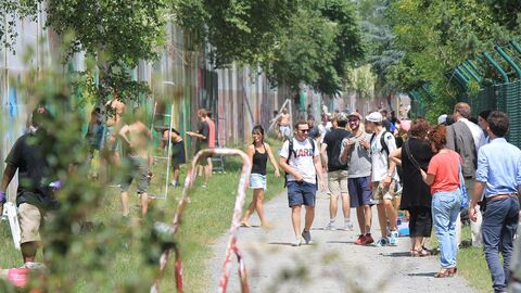 Besucher bei Kunst an Lärmschutzwand