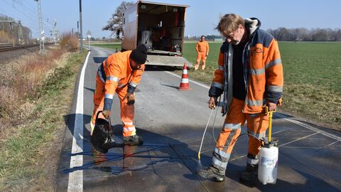 Mit Flüssigasphalt werden die Fugen im Bogen anschließend zugegossen
