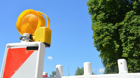 Baustelle mit rot-weißer Warnbake Baustelle mit rot-weißer Warnbake