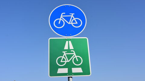 Offizielles rundes Radwegschild, weißes Fahrrad auf blauem Grund