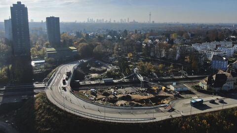 Drohnenaufnahme Baustelle Frankfurter Berg mit Skyline-Blick auf Frankfurt