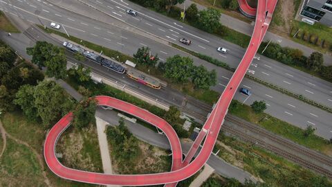 Radweg in Darmstadt Drohnenbild von einem barrierefreien Brücken-Radweg in Darmstadt der über eine Straße verläuft.