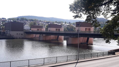 Wehrbrücke Hirschhorn Ansicht der Wehrbrücke Hirschhorn vom Neckarufer aus