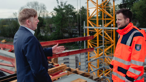 Heiko Durth im Dialog mit einem Hessen Mobil Projektleiter auf der Brücke am Frankfurter Berg  
