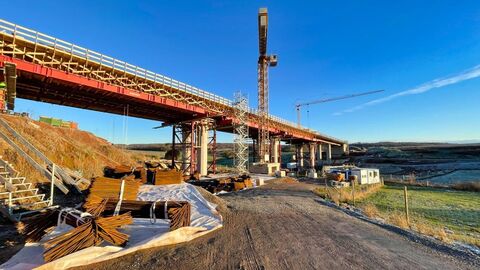 B 83 Ortsumgehung Bad Karlshafen - Bauwerk 1 Bauwerk der B 83 Ortsumgehung Bad Karlshafen vor strahlend blauem Himmel