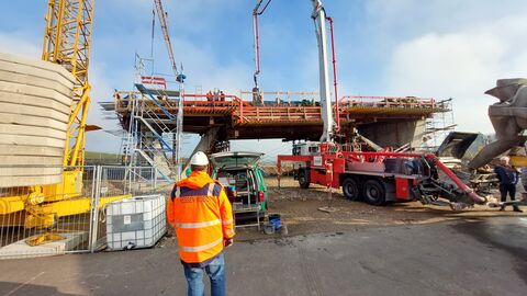 Betonagearbeiten Brückenbauwerk der Ortsumfahrung Mörlenbach  Hessen Mobil-Bauexperte überwacht Betonagearbeiten an einem Brückenbauwerk der Ortsumfahrung Mörlenbach
