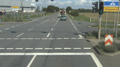 Ein Knotenpunkt in Biebesheim. Zwei Fahrzeuge befinden sich im Bereich des Kontenpunktes.