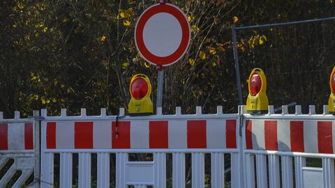austellenabsperrung mit Durchfahrtverboten-Schild rot-weiße Baustellenabsperrung mit Durchfahrtverboten-Schild