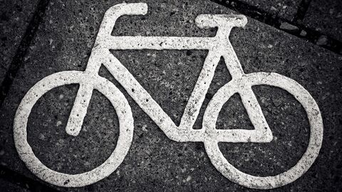 Piktogramm Fahrrad, Radweg,  Piktogramm Fahrrad, weiß auf dunkelgrauem Asphaltuntergrund