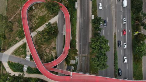 Fuß- und Radwegebrücke am Mozartturm Darmstadt Drohnenaufnahme Fuß- und Radwegebrücke am Mozartturm Darmstadt