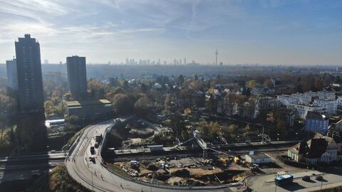 Brücke am Frankfurter Berg Brücke am Frankfurter Berg mit der Frankfurter Skyline im Hintergrund