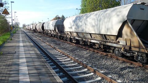 Güterwaggons auf Gleisen an einem Bahnsteig