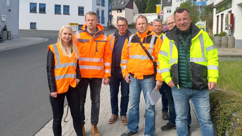 Zur heutigen Abnahme der Bauarbeiten begutachteten die Projektbeteiligten die sanierte Ortsdurchfahrt von Merenberg (von links: Lea Stolzenberger von Hessen Mobil, Simon Pitzer von der Firma Jost, Harald Mank von Hessen Mobil, Björn Schneider von HS Ingenieure, Markus Beck vom Marktflecken Merenberg, Henning Pötz von Hessen Mobil sowie Merenbergs Bürgermeister Oliver Jung). 