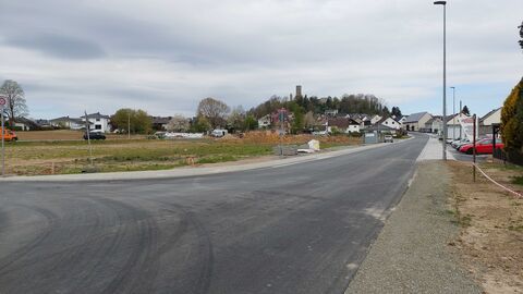 Die Ortsdurchfahrt Merenberg wurde saniert. Das Bild zeigt die neu asphaltierte Straße.