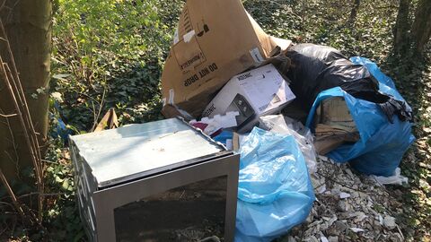 Müllsäcke udn Sperrmüll am Straßenrand Müllsäcke am Straßenrand