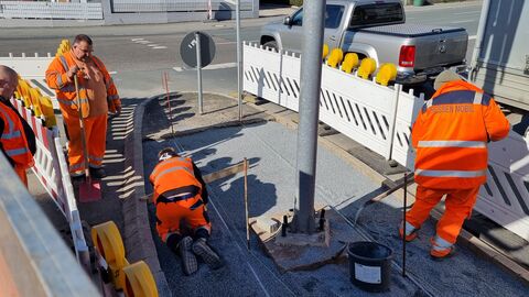 Azubi-Projekt SM Usingen 4 n das ausgekofferte Fundament wird nun der Frostschutz eingefüllt und die Pflasterung beginnt