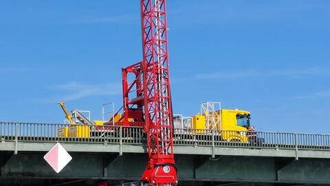Bauwerksprüfung Gieselwerder 1 Die Brücke in Gieselwerder wird mit einem fahrbaren Korb begutachtet