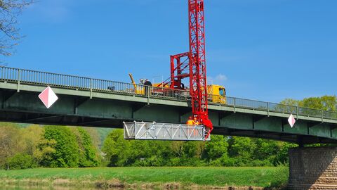 Bauwerksprüfung Gieselwerder 2 Der Korb für die Brückenprüfung wird von einem auf der Brücke fahrenden LKW gehalten