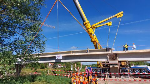 Pressetermin Einhub Brücke Wagenfurth 1 Einhub der Brückenbauteile mit 2 riesigen Kränen