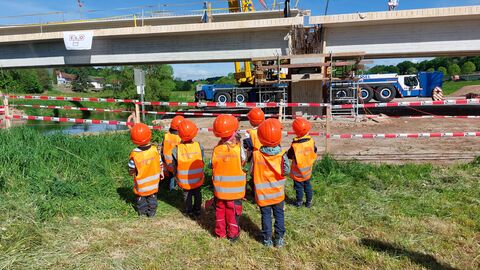 Pressetermin Einhub Brücke Wagenfurth 2 Die Kinder wurden mit orangefarbenen Warnwesten und Bauhelmen ausgestattet