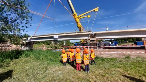 Pressetermin Einhub Brücke Wagenfurth 3 Ein imposanter Kran hebt die Brückenteile ein - de Kinder schauen fasziniert zu