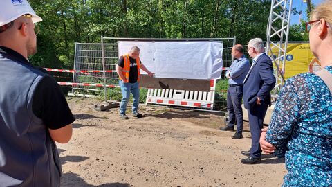Pressetermin Einhub Brücke Wagenfurth 4 Der Projektleiter erklärt den Anwesenden das gesamte Projekt ahang eines Plans
