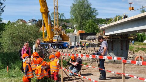 Pressetermin Einhub Brücke Wagenfurth 6 Ein Kamerateam des HR interviewt die Kindergartenkinder