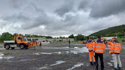 Trainingstag Schneepflugmeisterschaft 2 Ein Platzregen hat den Messeplatz unter Wasser gesetzt