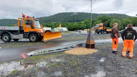 Trainingstag Schneepflugmeisterschaft 3 Eine Rampe deinst als Hinderniss. Eine Holzpyramide steht im Vordergrund