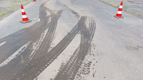 Trainingstag Schneepflugmeisterschaft 5 Nasse Reifenspuren auf dem Slalomparcours